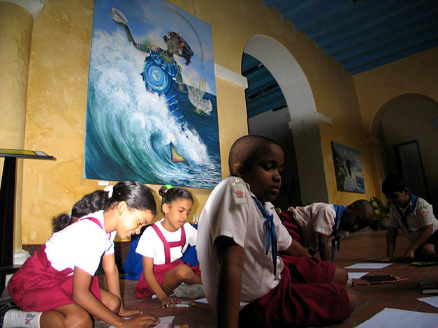 Piccola classe del Museo de la Obra Pia studiano davanti a Yema
