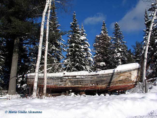 boat-rawdon-wood-quebec-canada-snow