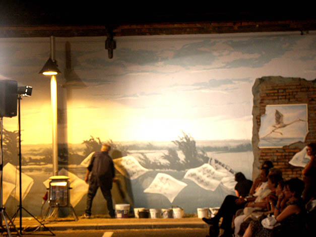 Lo scenografo Gino Pellegrini durante una performance