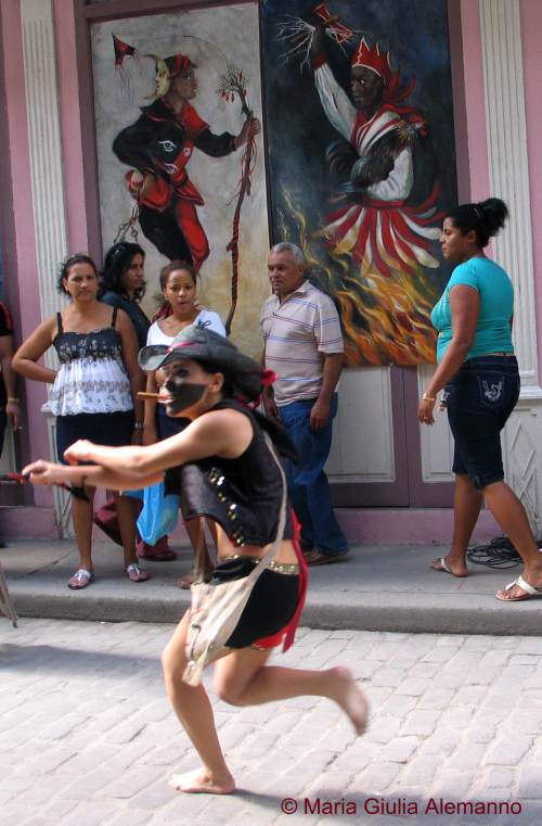 Elegguá danza in Calle Mercaderes davanti alle opere di Maria Giulia alemanno