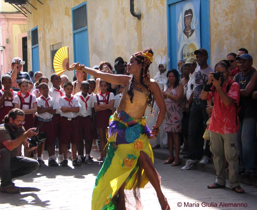 Ochún danza per Maria Giulia Alemanno davanti al taller del Papel Artesanal a La Habana Vieja - Cuba