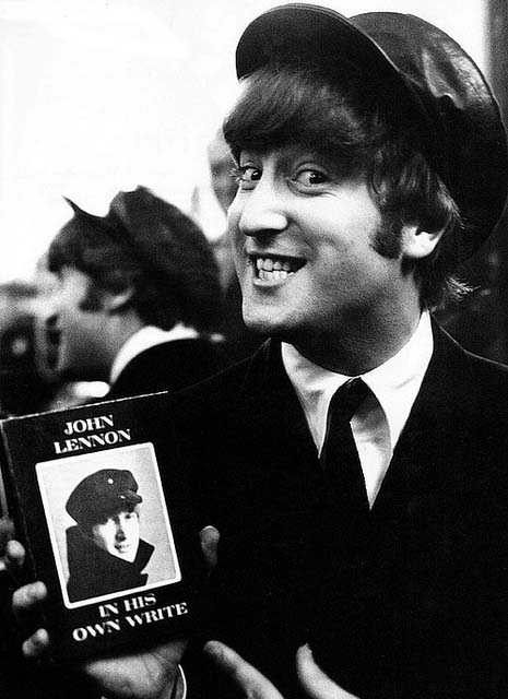 john-lennon-mostra-la-prima-edizione-di-in-his-own-write1