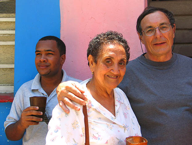 Lazara Rodriguez Aleman con il critico d'arte Massimo Olivetti ed il giornalista e creativo cubano Adonis Sanchez Cervera al Callejon de Amel nel maggio del 2006